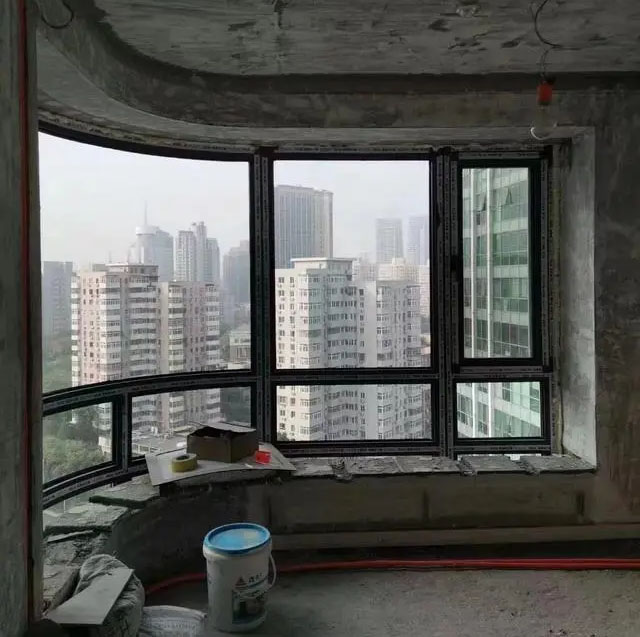 铝合金推拉门是指两扇交错的门可以来回拉动