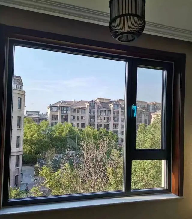 玻璃纤维聚氨酯型材和铝包木门窗的区别